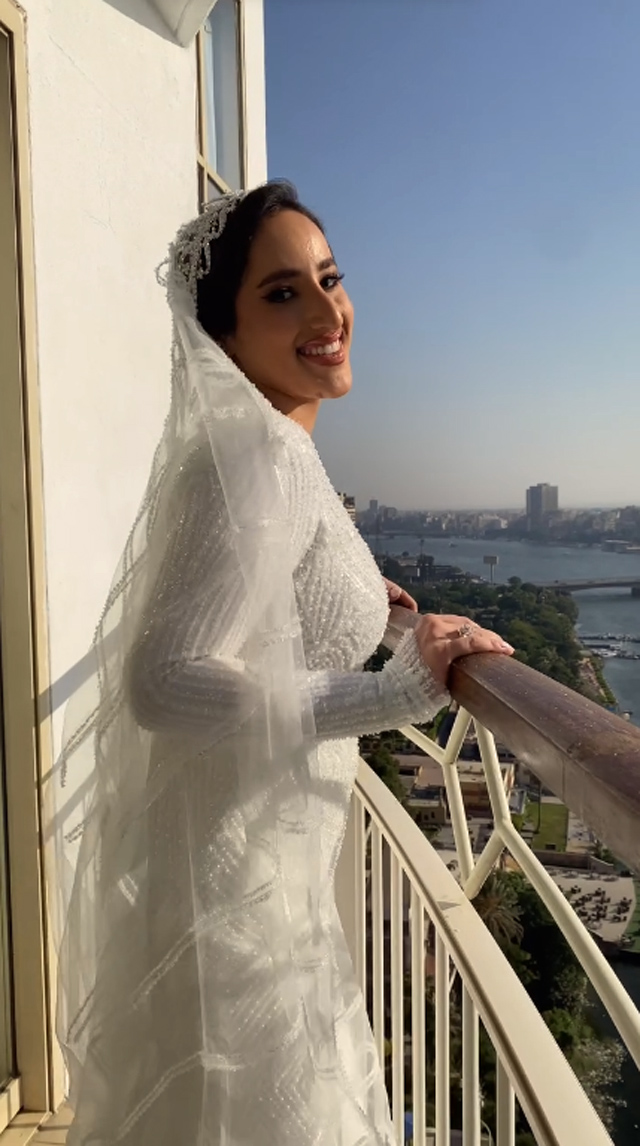فستان زفاف ابيض للمحجبات طويل مطرز بالخرز اللامع واللؤلؤ منفوش بإكستنشن مضاف و بأكمام طويلة