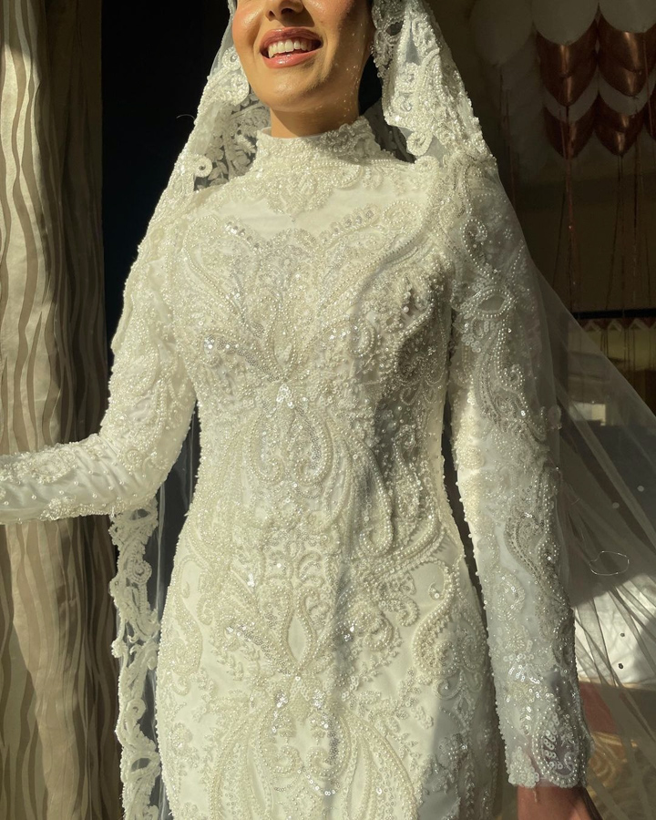 فستان زفاف ابيض محجبات مطرز بالترتر والخرز اللامع ومزين بالؤلؤ طويل و اكمام طويله