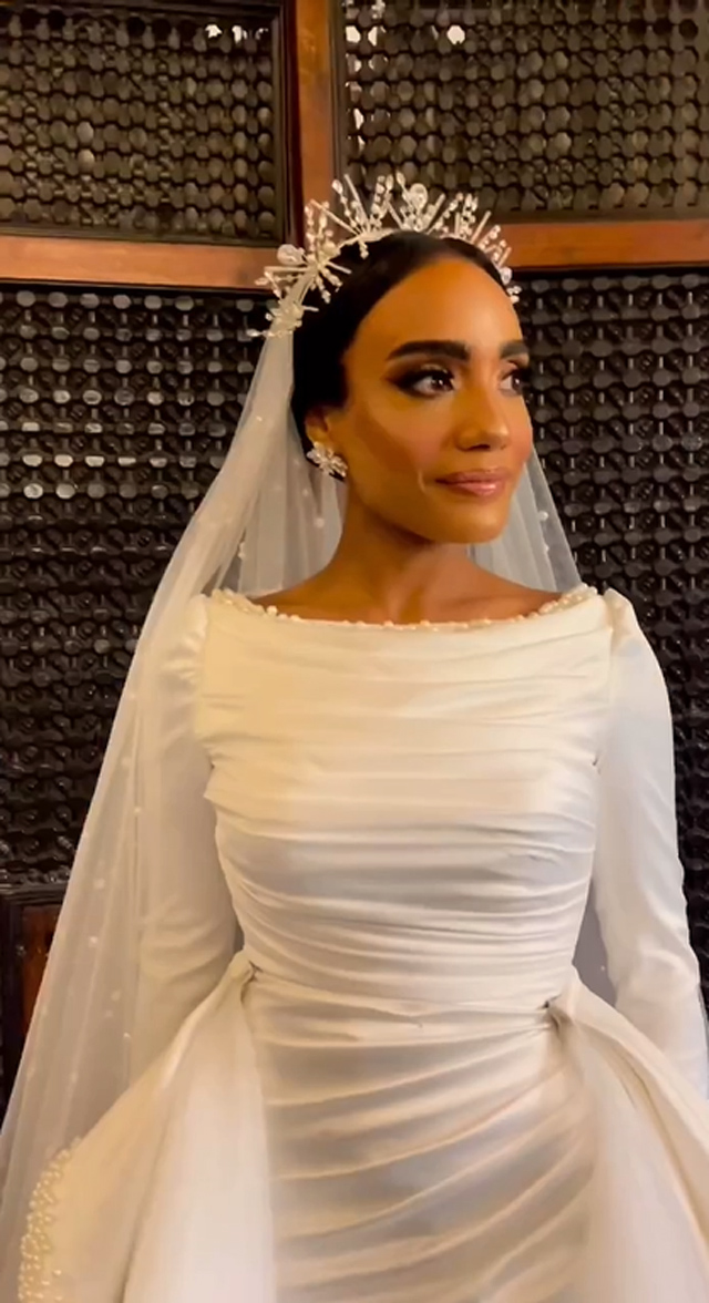 فستان زفاف ابيض فخم للمحجبات منفوش من الستان الناعم ومزين بالخرز والترتر اللامع ومرصع باللؤلؤ و الاحجار البراقه طويل و باكمام طويله