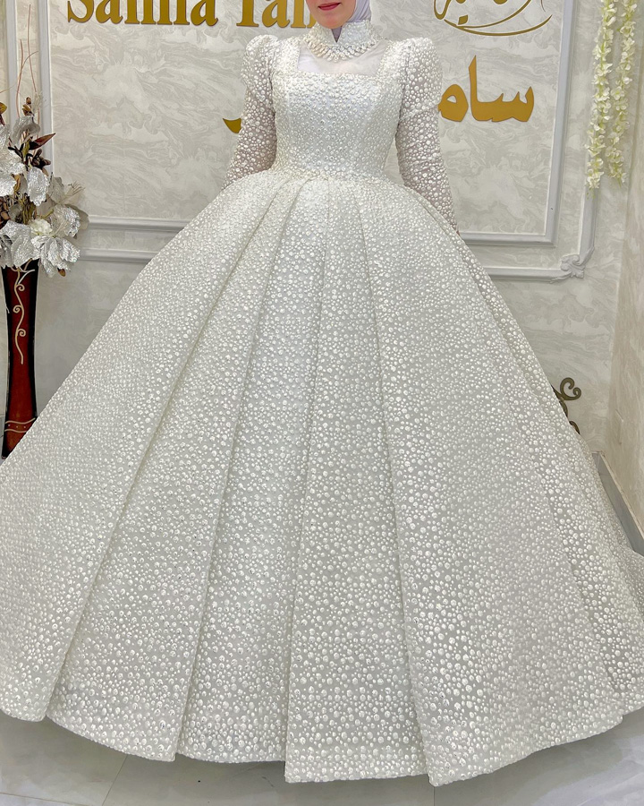 فستان عروس ابيض طويل منفوش مطرز بالترتر والخرز اللامع ومرصع بالاحجار البراقة و باكمام طويلة - احدث فساتين افراح للمحجبات