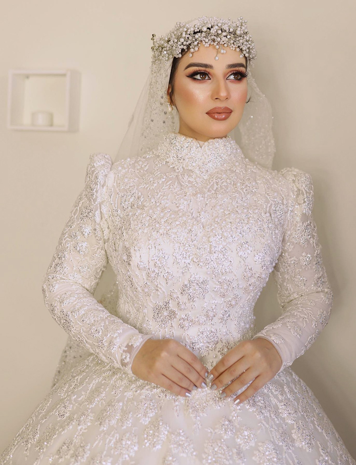 فستان عروسه ابيض طويل منفوش مطرز مع الترتر والخرز اللامع بطرحة من التول محجبات أكمام طويلة - فساتين افراح محجبات