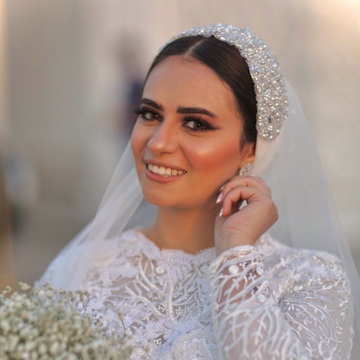 فستان زفاف ابيض منفوش طويل مطرز بدانتيل مع خرز و ترتر لامع للمحجبات باكستنشن مضاف بطرحه من التول وأكمام طويلة - فساتين زفاف سمبل للمحجبات