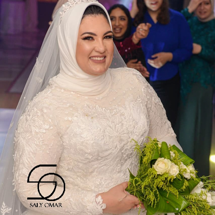 فستان زفاف ابيض طويل منفوش مطرز بالدانتيل و بطرحه من التول للجسم الممتلئ أكمام طويلة للمحجبات - فساتين الزفاف محجبات