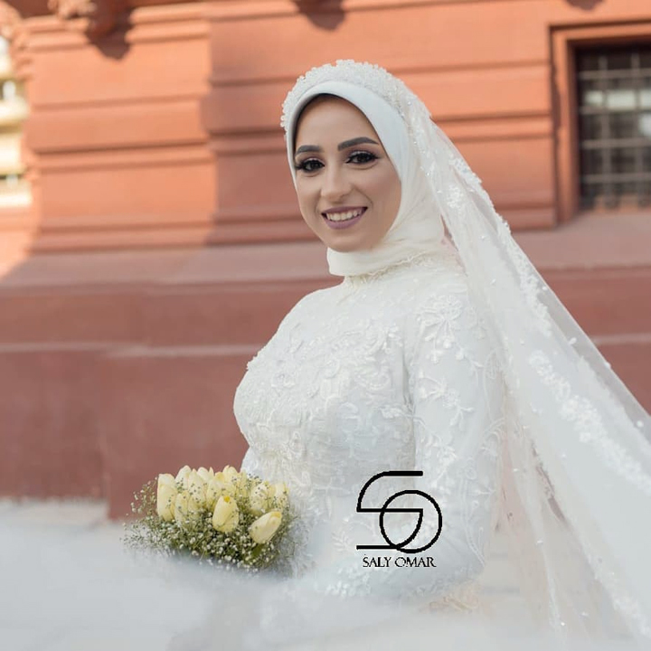 فستان فرح أبيض طويل منفوش مطرز بالدانتيل و بطرحه من التول للمحجبات باكمام طويلة - فساتين الزفاف محجبات