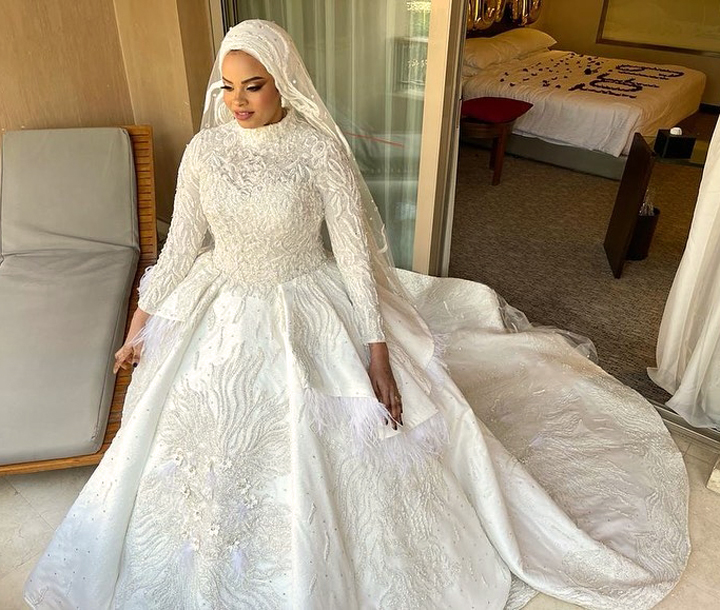 فستان عروس ابيض طويل منفوش محجبات مطرز بالدانتيل مع الترتر والخرز اللامع و بطرحه من التول اكمام طويله